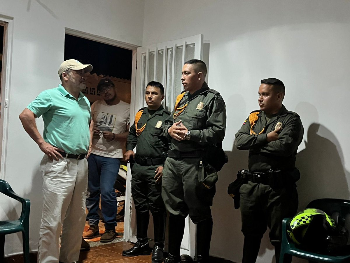 RicardoArenasO's tweet image. Acompañando a ganaderos d purificación en reunión con  carabineros  @PoliciaColombia para combatir abigeato, carneo, invasiones ilegales y mejorar control en el transporte animal. 
Solo gratitud para con la fuerza pública.
#OrgullosamenteGanadero 
#LaPropiedadPrivadaSeRespeta