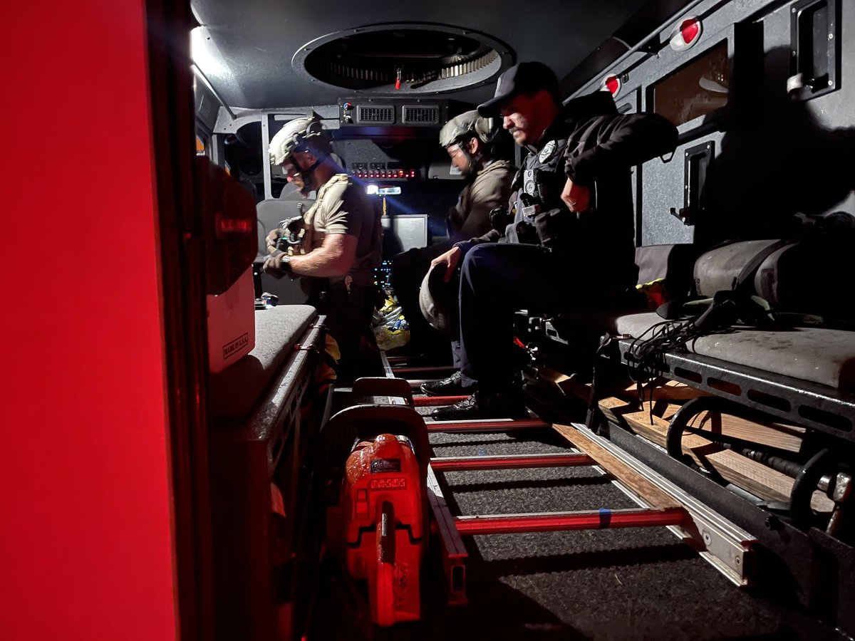 NorthPortPolice's tweet photo. The winds have died enough. Special Response Team heading out to evaluate damage. Be patient. Be smart. Be safe. Help is coming. https://t.co/CWZkIVYMZh