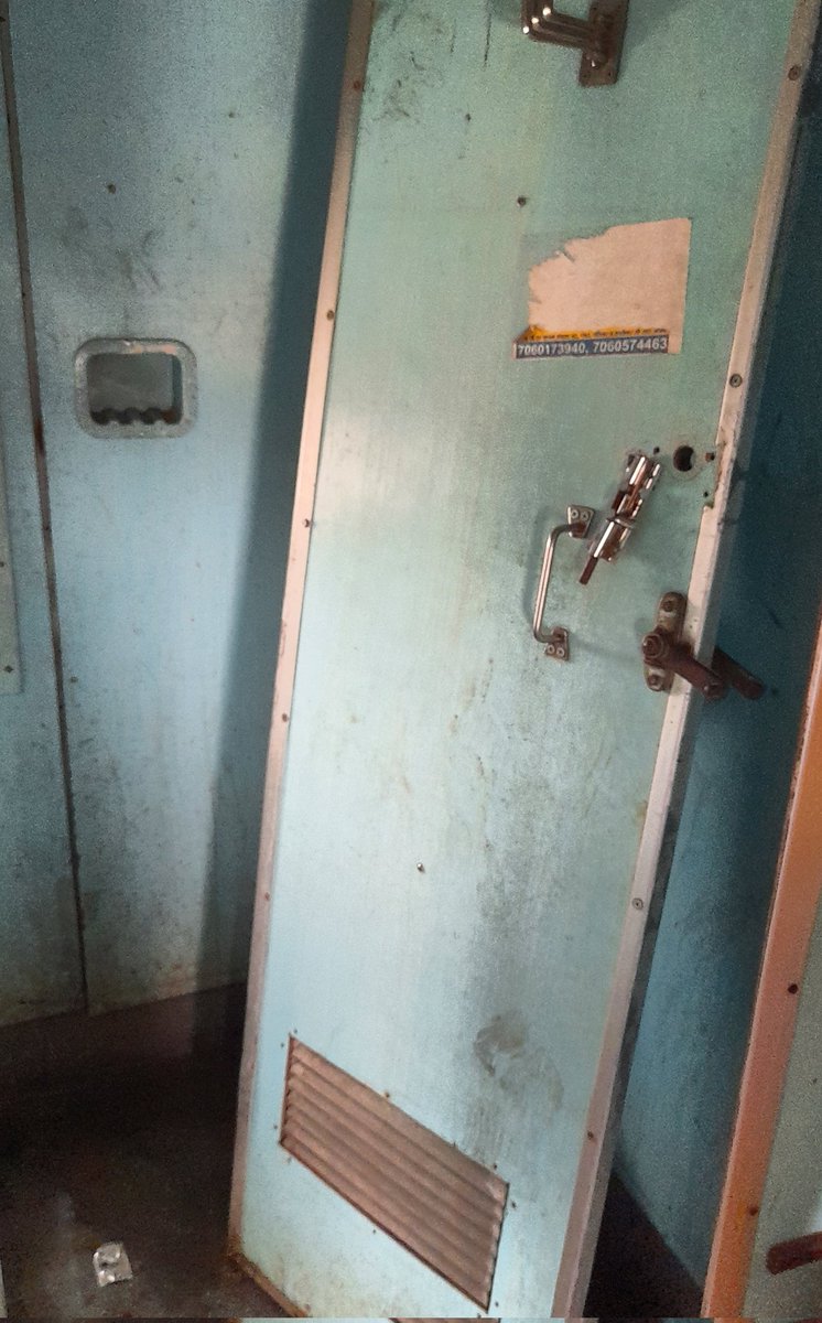 AMRENDRAARTIST's tweet photo. 03217 बरौनी दानापुर मेमू पैसेंजर ट्रेन का हालत #Railways @RailMinIndia @RailwayNorthern @RailMinIndia @irsdcinfo https://t.co/ZZLVGDEmgc