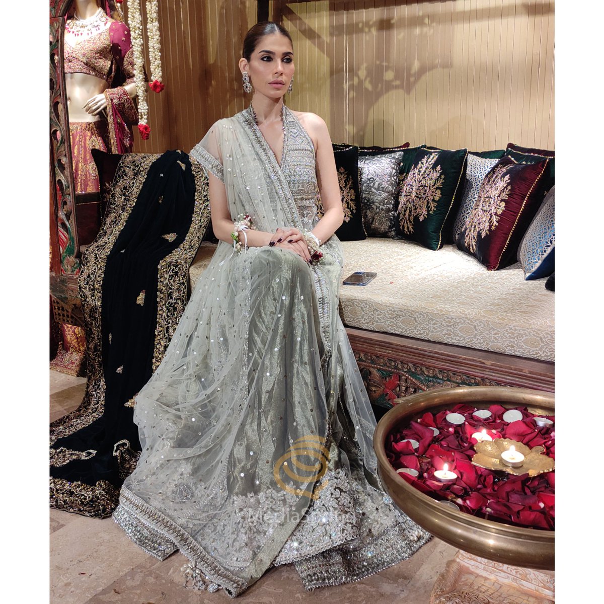 MediaSpringPk's tweet photo. #AmnaBaber and @ayeshajehanzeb spotted at the bridal preview of #lajwanti in Lahore. https://t.co/3IDhRigQdH