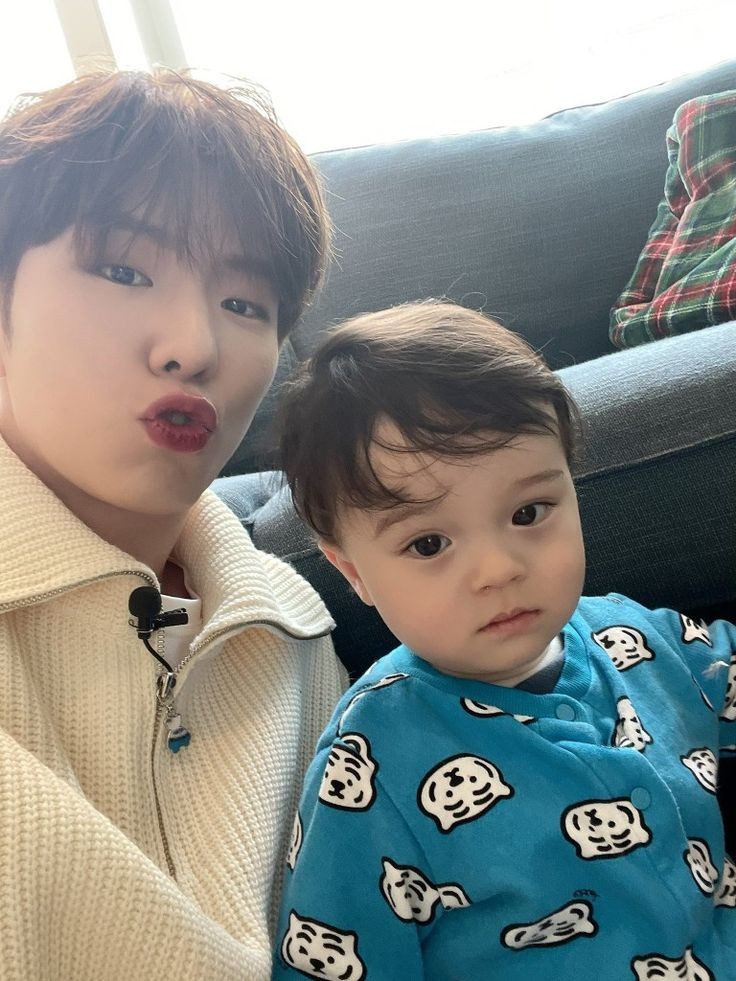mnswon's tweet photo. "𝗣𝗮𝗱𝗿𝗲𝘀 𝘀𝗼𝗹𝘁𝗲𝗿𝗼𝘀" || Au showki 

Hyunwoo crió sólo a su hijo Eunjun. 
Kihyun crió sólo a su hijo Kylo. 
Eunjun y Kylo van a la misma escuela y es ahí de donde se conocen sus papás y poco a poco se van enamorando. https://t.co/MNKugBlrXE