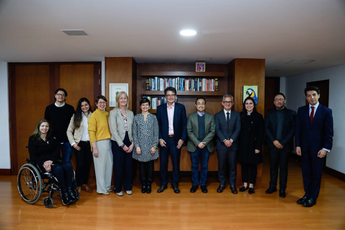 Mineducacion's tweet photo. El Ministro @agaviriau y @FulbrightCol acordaron continuar trabajando para profundizar la agenda bilateral, explorar nuevas áreas de cooperación, promover la movilidad estudiantil y el intercambio cultural permanente. https://t.co/ZakMcV4HZN