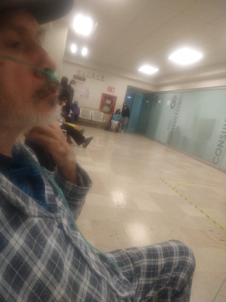 Ale_Toriz's tweet photo. Mi papá Gerardo Sepúlveda tiene cáncer avanzado, depende d un tanque de oxígeno permanente, tiene movilidad limitada, además de vivir con dolor permanente. Hoy tenía cita médica en el @ISSSTE_mx las 7:40pm, son las 9:55pm y sigue esperando a que lo atiendan. Es inhumano! 😡😠😤 https://t.co/kPNltE2iYG