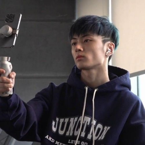 LinoriJay's tweet photo. This Lee Know                With this Jay https://t.co/ynNBara9W3