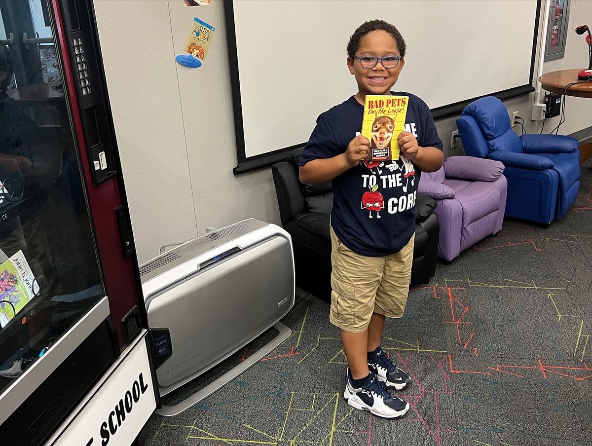 Congratulations, Tiger Award Winners! We loved celebrating the Teamwork shown by these students today, and they loved the book vending machine! 📚 🐅 🥰 #santeesd <a href="/drsmpierce/">Dr. Stephanie Pierce</a> <a href="/SSDKristin/">Kristin Baranski, Ed.D</a>
