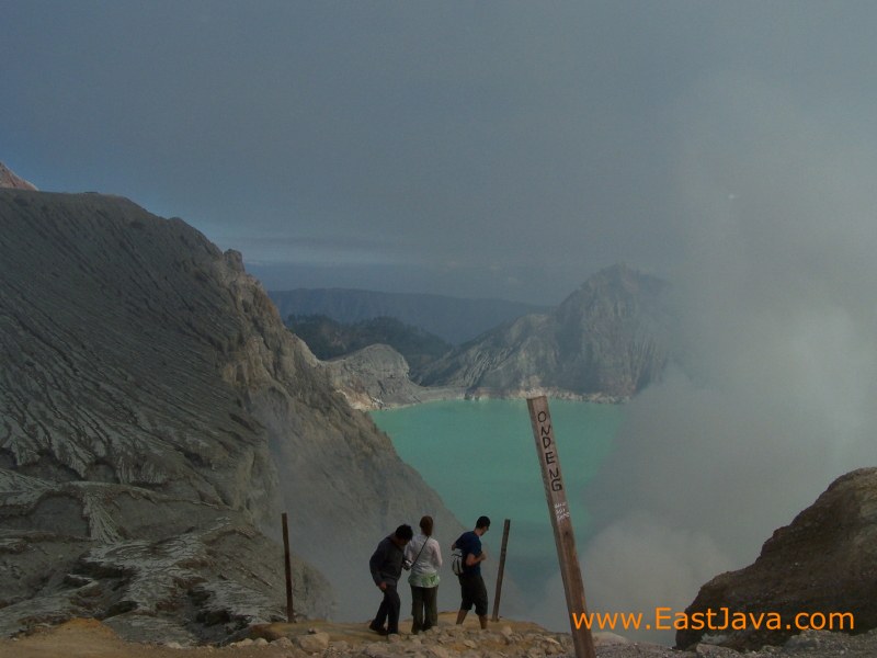 EastJavaTourism's tweet image. #IjenCrater - the biggest crater lake in #Java. The sulfur crater lake lies between a natural dams of deeply etched rock. Inside the crater the different color and size of stones are found. Indeed the crater of Ijen is beautiful garden of stone as well.
