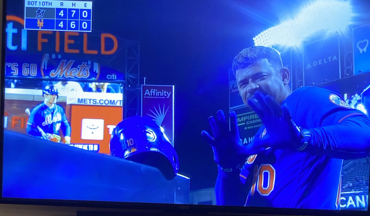 ELEyeOG's tweet photo. ⁦@Mets⁩ Escobar KNEW he was gonna own ALL the RBI’s.  Letting us know that while he was in the hole. https://t.co/07jyxuuJ1W