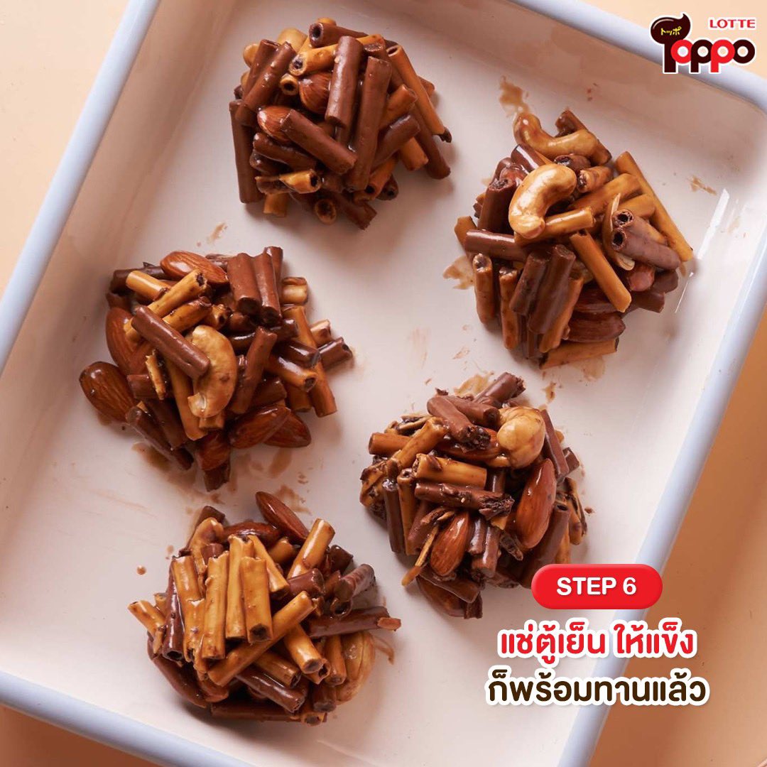 toppothailand's tweet photo. 5.เมื่อเนื้อคุกกี้เริ่มเหนียว ใช้ที่ตักไอศครีมตักใส่ถาดที่รองด้วยกระดาษไข แล้วนำแช่เย็น ประมาณ 15-20 นาที ก็พร้อมทานแล้วค่ะ.เสร็จแล้วสำหรับเมนู Toppo Caramel Crush Cookies แอดลองแล้วอร่อยม็วกก❗️

#LotteToppo  #ToppoThailand #Doubleflavor https://t.co/gO3CONXUNA