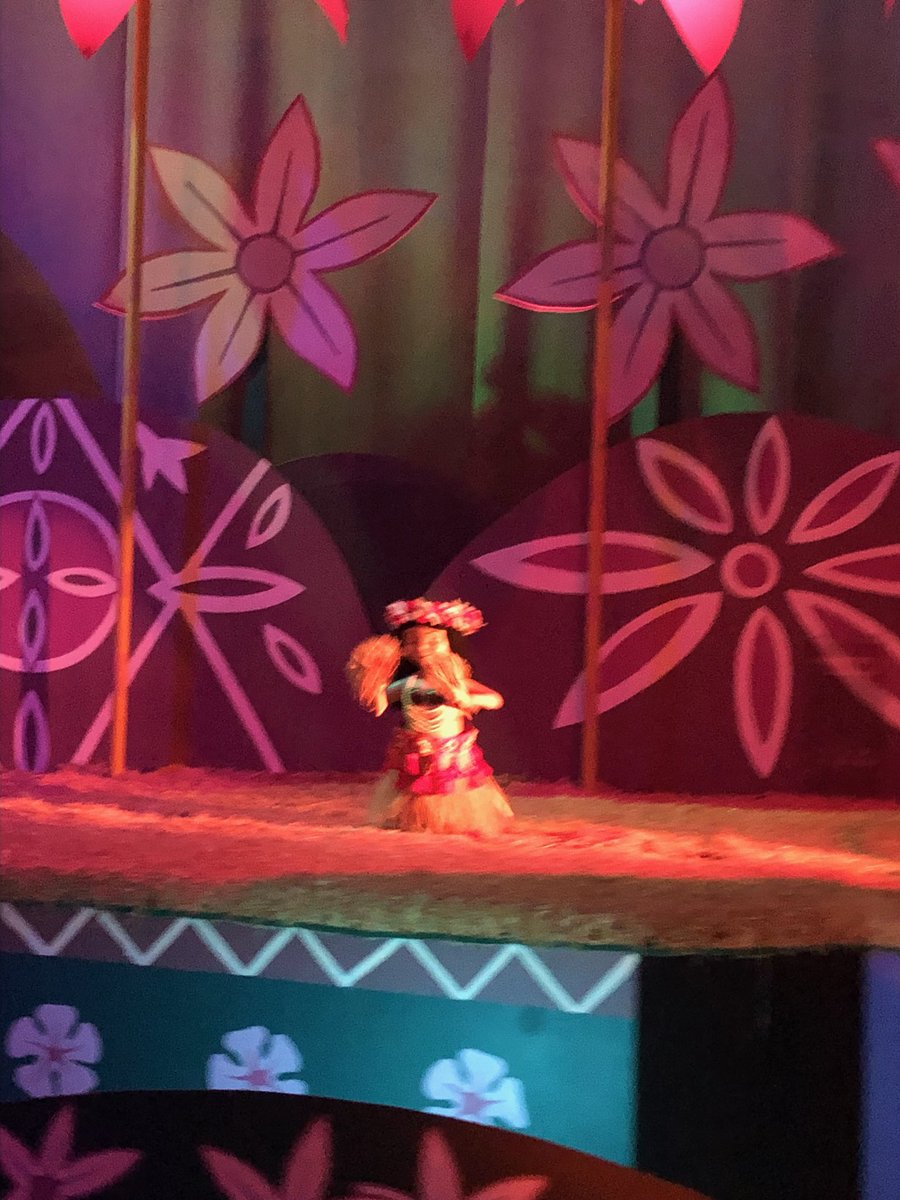 alison_sig's tweet photo. Also, boardwalk dining at Lamplight Lounge wasn’t available due to staffing, we were told, just take away drinks. And then there was this; poor lonely hula dancer! Lots of animatronics broken on small world this day https://t.co/YG8VeicTAE