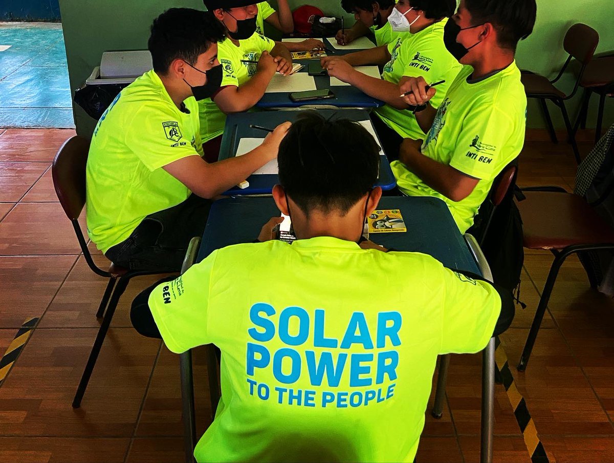 litroluzchile's tweet photo. Muy entusiasmados!!! Hoy estuvimos con el primer taller, para realizar la cabina solar, en la escuela D-133 en María Elena. Este proyecto lo estamos realizando en conjunto con Enel Green
Pronto iremos mostrando los resultados de este tremendo proyecto!!!
#energiasrenovableschile https://t.co/RImy8gvV31