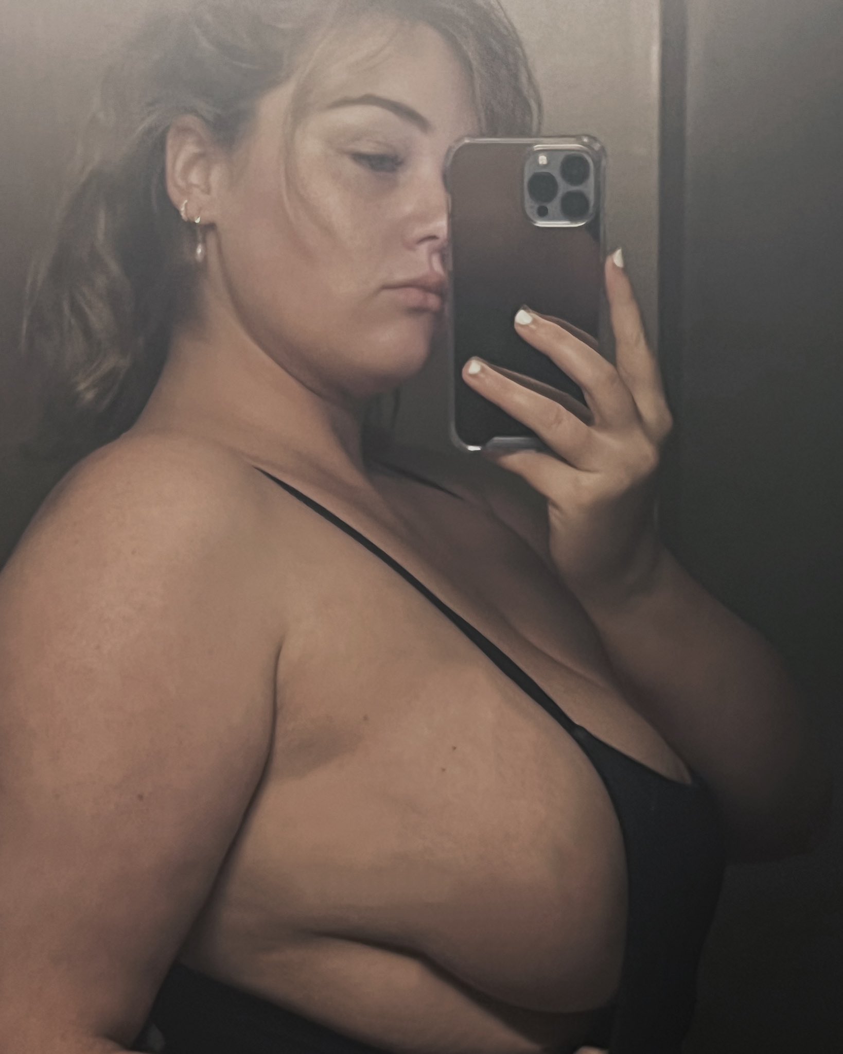 Adelina on X: Side boob t.coxVIhCXcnZW  X