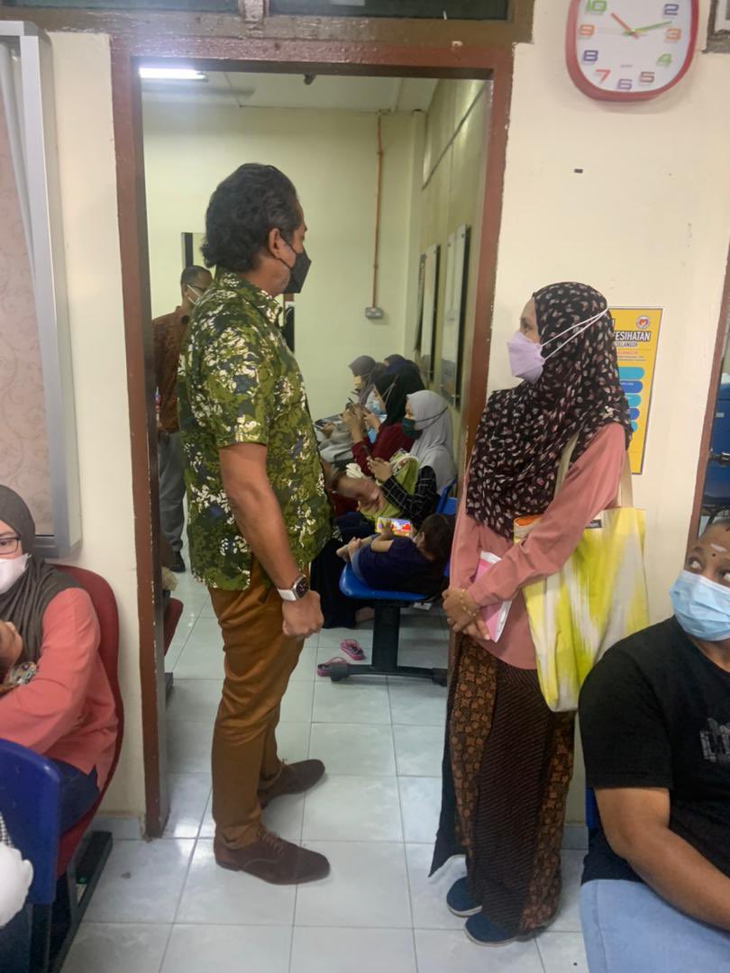 Khairykj's tweet photo. Spot check KK Dengkil. Walaupun perkhidmatan diberi baik tapi kawasan sesak, waktu menunggu lama &amp; parking tak cukup. 
Saya meluluskan segera extension bangunan untuk klinik ibu &amp; anak, mesin ultrasound &amp; biochem. Banyak pelaburan diperlukan untuk ⬆️ kesihatan primer. https://t.co/tF6I3rrjrG