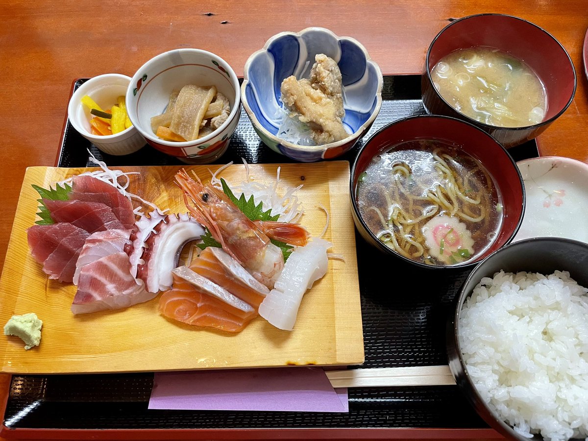 hidepp3's tweet photo. 富津市 大堀「はじめんち」さんで昼食

昨日は11時半に来たけど既に満席、なので本日は10時45分に到着して待機😁

さしみ定食 ¥600 税込
しょうがやき ¥400(単品)

全品¥600 ご飯大盛り・おかわり無料！

ご馳走さまでした😋

⚠️10月2日から2〜3週間お休みとの事なので要注意

ALT 詳細等に続く https://t.co/D3HTspzbe9