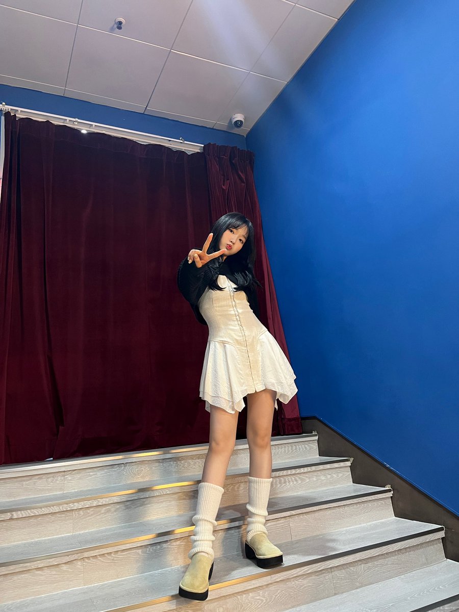 start counting in 30 seconda before surprising everyone with the new hair. i'm way too excited so i can't still stand! giving you an example of what did i do to holding it. here's your long-waiting behind the surprise!