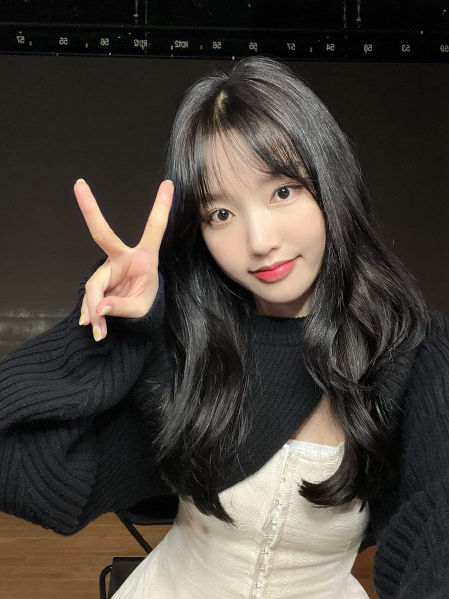 got the stage! feels incredible to seeing orbits in close since the last one. had so much fun with the fansign. i bet everyone is loving the new side of me with this look. hoping a lot more for the future, let's have fun in another time again! 🤍