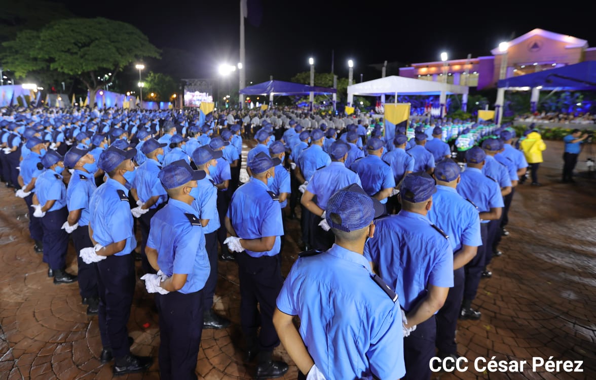 ✨️Hoy 28 de Octubre #Nicaragua conmemoro el 43 Aniversario de fundación de la Policía Nacional, hombres y mujeres Valientes que velan por la Paz y Seguridad del pueblo Nicaragüense 🇳🇮👮🏻‍♂️👮🏻‍♀️ #PatriaBenditaYLibre 
#43JuntoALaComunidad
