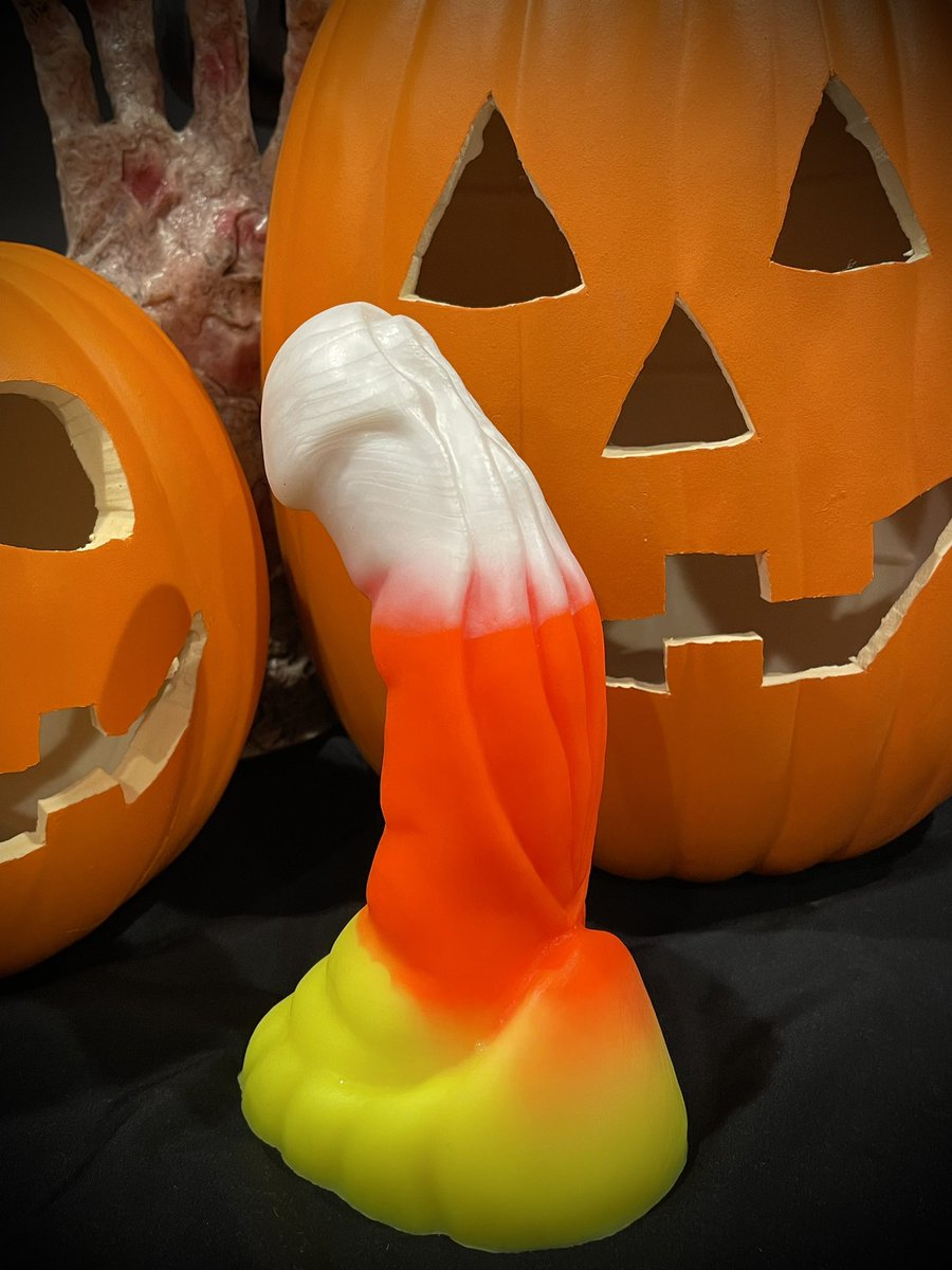 Little Cronenberg candy corn pour, need to change the amounts just a bit but it definitely put me in the Halloween mood… ha that’s a lie I think about Halloween year round #dongs