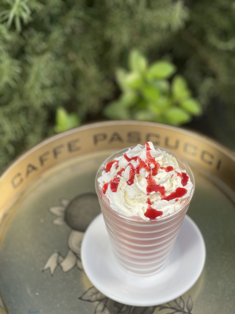 カフェパスクッチ「ストロベリーフラッポ」販売中！
ミルク、生クリーム、ストロベリーシロップの
ミックスで、ピンク色が際立つドリンク！
甘さは控えめ、コーヒーは使用していないので、
お子様にも安心してお召し上がりいただけます。

#美味しい　#いいねでやる #ピンク #コーヒー豆