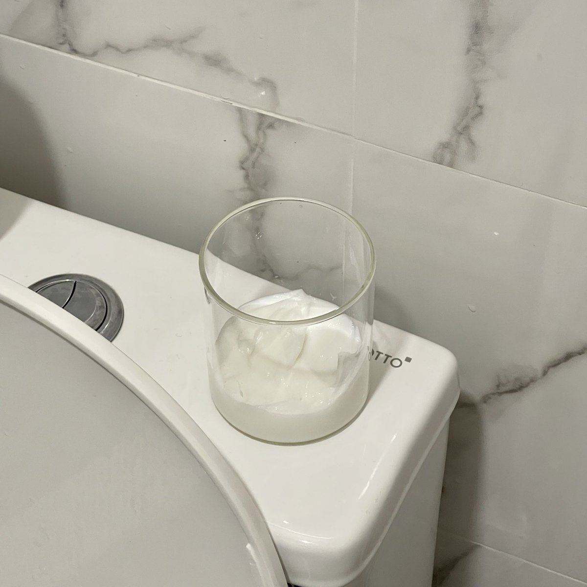 เออ หอมจริง ทำตามคนอื่นที่เอาน้ำยาปรับผ้านุ่มใส่ทิชชู/สำลีก็ได้ แล้วไปวางในห้องน้ำ กับตู้เสื้อผ้า หอมนานด้วย ทริคนี้ใช้ได้ผล 55555