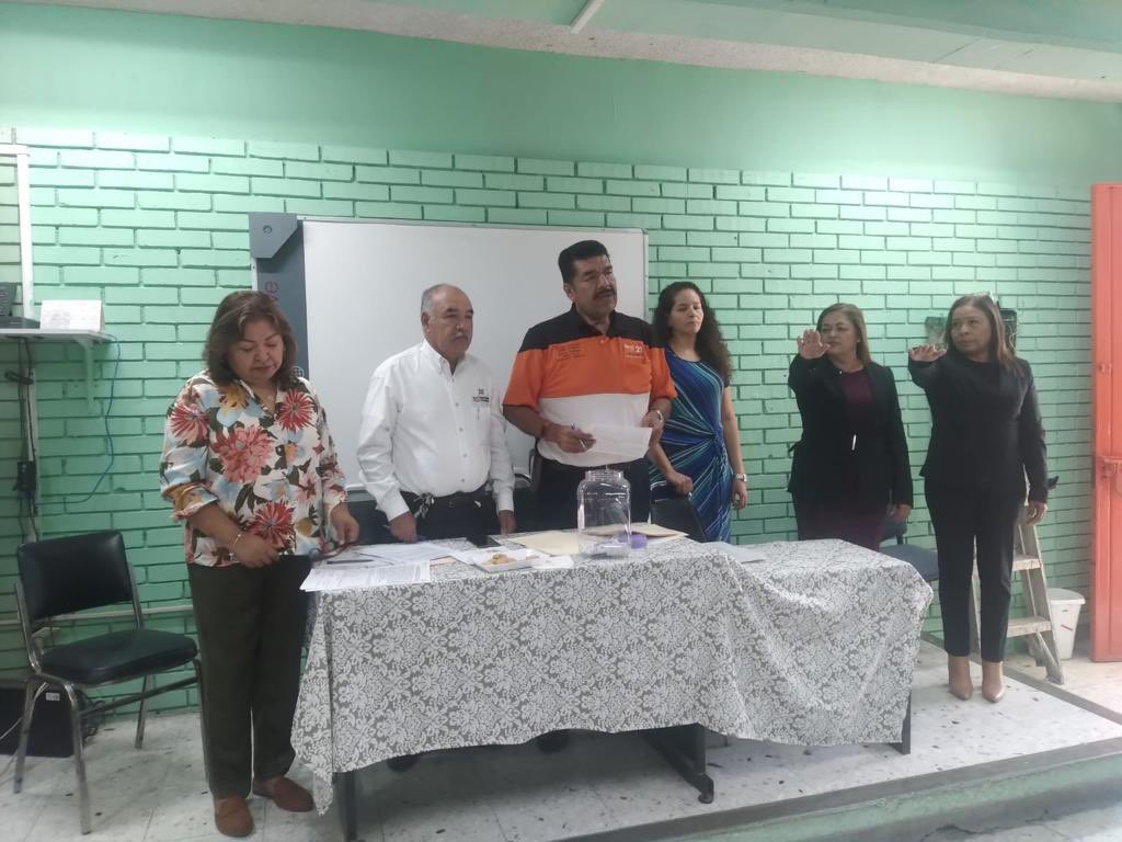 SNTE21's tweet photo. #UnoSomosTodos🙋♀️
#TodosSomosUno🙋♂️
A través de ejercicios democráticos la #Sección21🟠 del #SNTE📚 continúa celebrando sus asambleas de renovación delegacionales y centros de trabajo, esta ocasión los #CT333, #CT376 y #CT377 de Secundarias Generales, asimismo las Delegaciones https://t.co/FOtL5clyGb