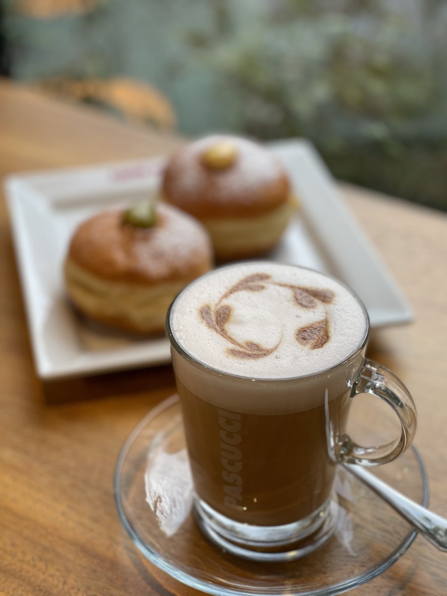 カフェパスクッチのボンボローネは、カスタード
クリームとピスタチオクリームの2種類です。
手作業で作られるふわふわの軽い食感と、
トロトロのカスタードクリームをお楽しみください。

＃ボンボローネ　#おいしい　＃ピスタチオ
#カスタード ＃クリーム　#デザート #スイーツ