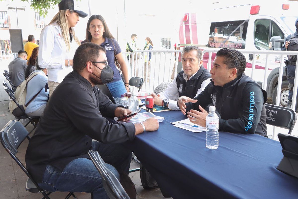 RobertSosaP's tweet photo. Hoy, tuvimos un #MiércolesCiudadano especial, porque además de llevar los trámites y servicios municipales cerca de ustedes, presentamos a los ciudadanos de los diferentes sectores de #Corregidora, nuestro #Sosa4toInforme ¡Gracias por estar presentes! #QueElProgresoNoPare https://t.co/lu2HUl7j93