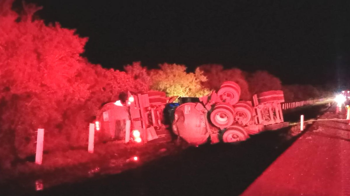 SSP_GobTam's tweet photo. AVISO IMPORTANTE 28-Sep-2022 22:15hrs. Se reporta accidente en el km.77 carret. 83 #Tampico-#Monterrey entre carrets. Soto la Marina y Matamoros.
Circulación obstaculizada por derrame de combustible. Elementos de #ApoyoCarretero de la #PolicíaEstatal vigilan la zona. https://t.co/JpaPQ4xQyq
