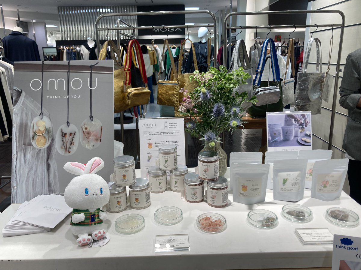 omou_jp's tweet photo. 昨日から10/4まで伊勢丹浦和3階にて開催中の「やさしい暮らし展」にOMOUも参加しています。初日の昨日はOMOUブースにうららんちゃんが遊びに来てくれました🐰💓想いのこもったブランドさんが沢山ならんでいるのでぜひ遊びにいらしてください🌿
#isetanurawa 
#伊勢丹浦和のうららん
#OMOU https://t.co/Q2OLp6cb9D