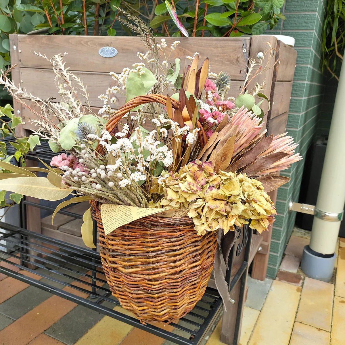 greenbase_'s tweet photo. 🌱#GreenBase⁡では、皆様に日頃の感謝を込めてAUTUMN  SALEを開催中。⁡
⁡⁡
アレンジ⁡ドライフラワー30%off‼️⁡
⁡⁡
⁡天井ラッピング #ドライフラワー は、1束1000円より品揃え🍀⁡
⁡⁡⁡
⁡10/15 #寄せ植え ワークショップ開催
⁡10時／13時／15時〜
実践して学べる小さなお庭づくり https://t.co/ZcESfZEKXW