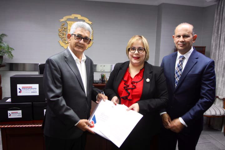 DIGEPRESRD's tweet photo. [Ahora] El director general de Presupuesto, @J_Rijo, junto al subdirector de Presupuesto, Iván Ramírez, entregan el Proyecto de Ley PGE 2023 en la Cámara de @DiputadosRD, a
Francisca Ivonny Mota, Secretaría General Legislativa. #DerechoaSaber https://t.co/kzzaBR3Fq6