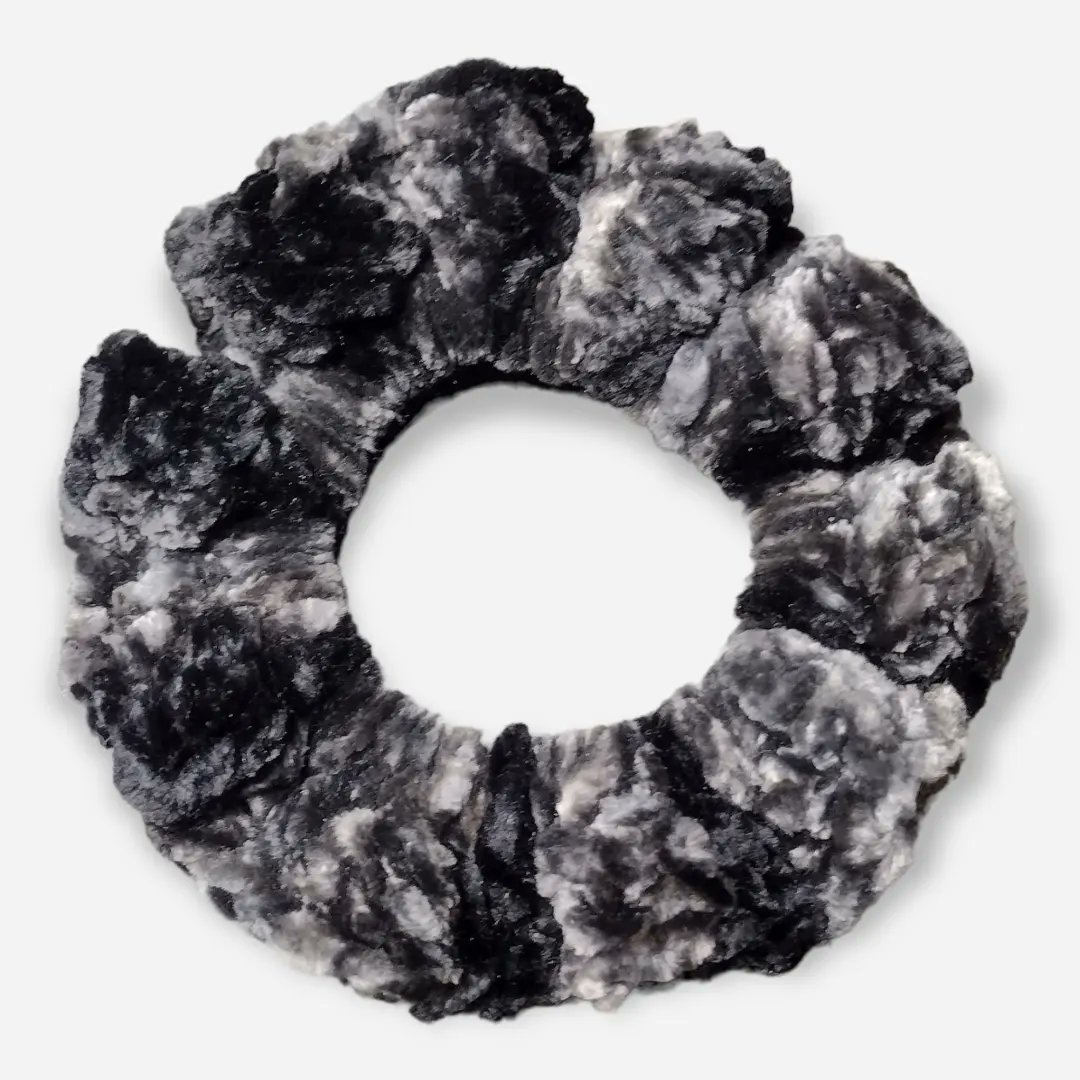 handmadebynina's tweet photo. New product photos for the new website! ❤️ 
https://t.co/9IratV0oUv

#yarnlovers #yarn #scrunchies #crochet #crochetersoftiktok #smallbusiness #fyp #viraltiktok #handmade #hollidayshopping #giftideas #bunhairstyles #longhair #thickhair https://t.co/GZMcxMocs4