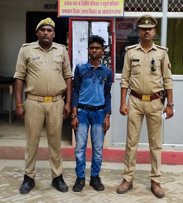 pratapgarhpol's tweet photo. SP, PBH @satpal_IPS के निर्देशन में थाना सांगीपुर पुलिस द्वारा दुष्कर्म के अभियोग में 01 वांछित अभियुक्त गिरफ्तार। https://t.co/ilPGu8IF2k