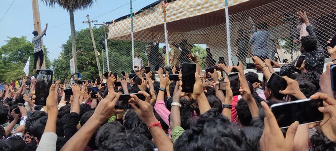 Prabhasfan's tweet photo. TRUE..proved..:) #Mogalaturu #KrishnamRaju 
 Prabhas Offline base varey level, It is dominating than online base..Genuine love is always wins :)
#mogalturumonagalu
Just Enjoy Prabhasera 

#pawankalyan #maheshbabu  @SKNonline https://t.co/f5XWU5pzSP