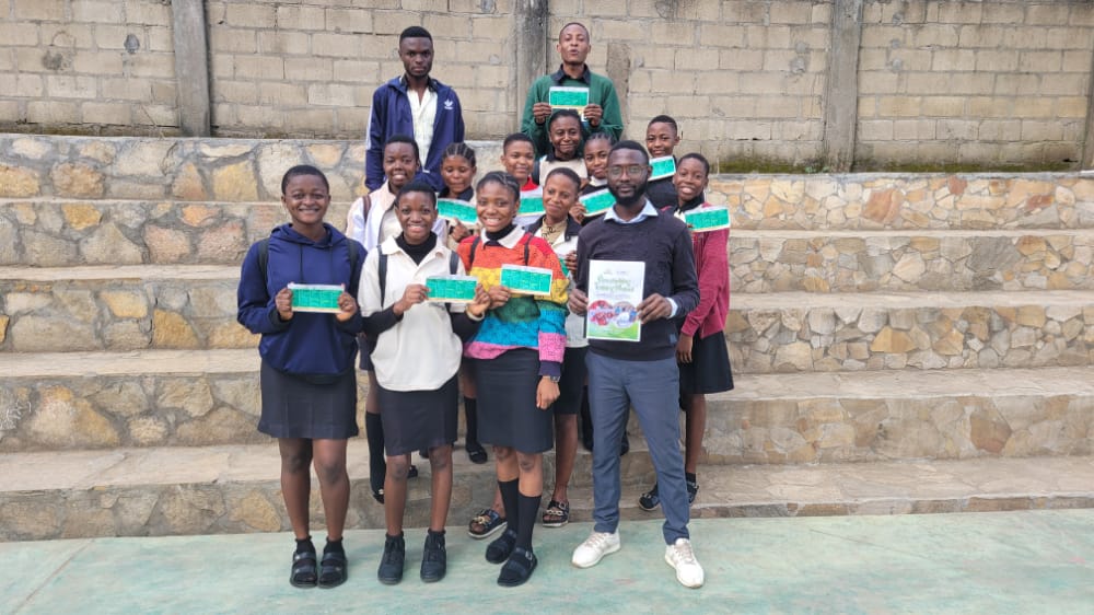 Reachoutreo's tweet photo. Students in our #PeaceClubs are  turning  commitment into action. 
@whatthewomensay 
@Camerounpeacec1 
@FESKamerun 
@WMCMediators 
@UNDPPA 
@reachoutdev1 
@minjec237 
@CanadaCameroon 
@UKinCameroon 
@UEauCameroun 
@USEmbYaounde 
@GermanyinCMR 
@UnescoYaounde 
@FRauCameroun https://t.co/CAq6MOhXgb