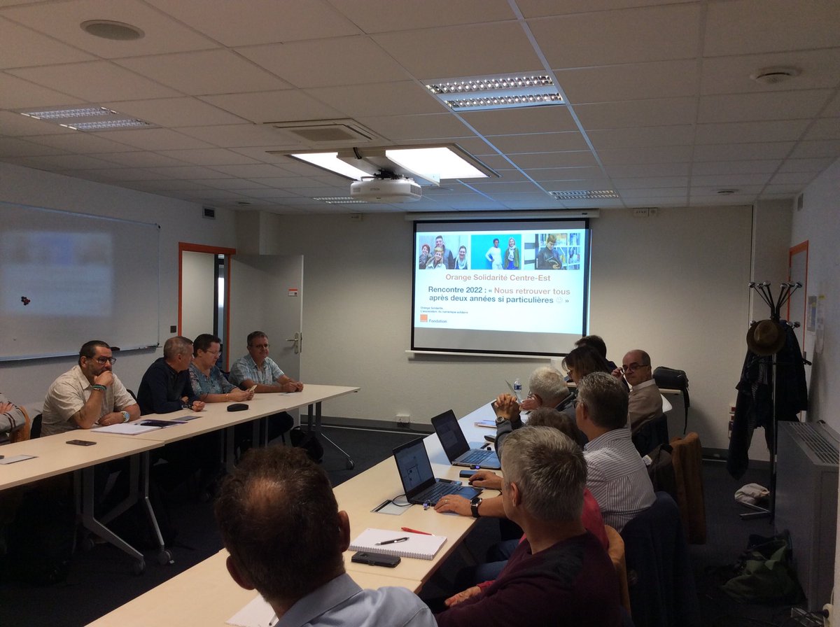 Notre séminaire Centre-Est démarre, belle salle ⁦<a href="/NJoulia/">Nicole Joulia</a>⁩ ⁦<a href="/RLHelgoualch/">Renan L'Helgoualc'h</a>⁩ ⁦<a href="/LaurenceG26/">Laurence Grabowski</a>⁩