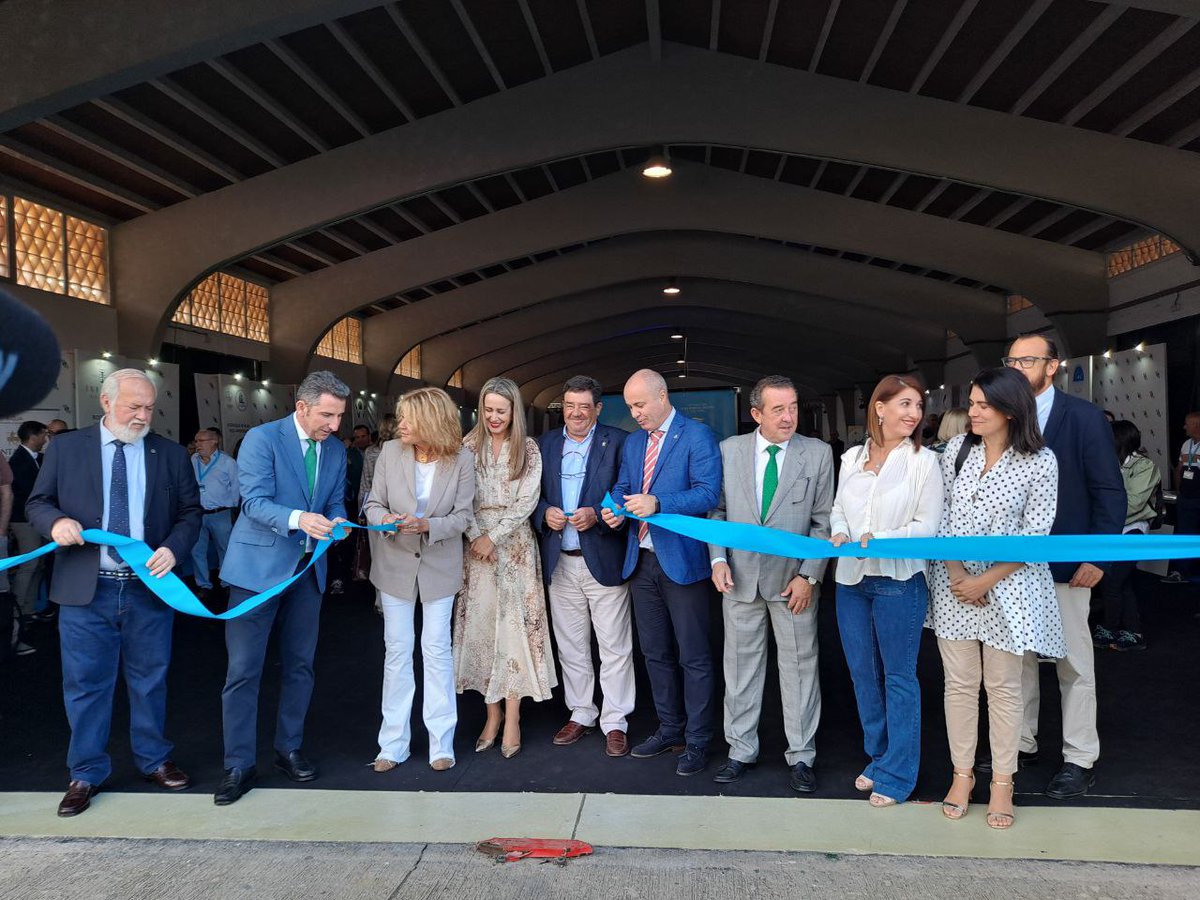 👉 Con este corte de cinta ✂ damos por inaugurada la 𝐈 𝐅𝐞𝐫𝐢𝐚 𝐝𝐞𝐥 𝐕𝐢𝐧𝐨 𝐲 𝐞𝐥 𝐌𝐚𝐫 en el Tinglado nº1 del Muelle de Levante del #PuertodeHuelva 👏.

#VIMAR #feriavimar #vino #mar #Huelva #Andalucía #gastronomia  #ViveAndalucia #DateUnaAlegria