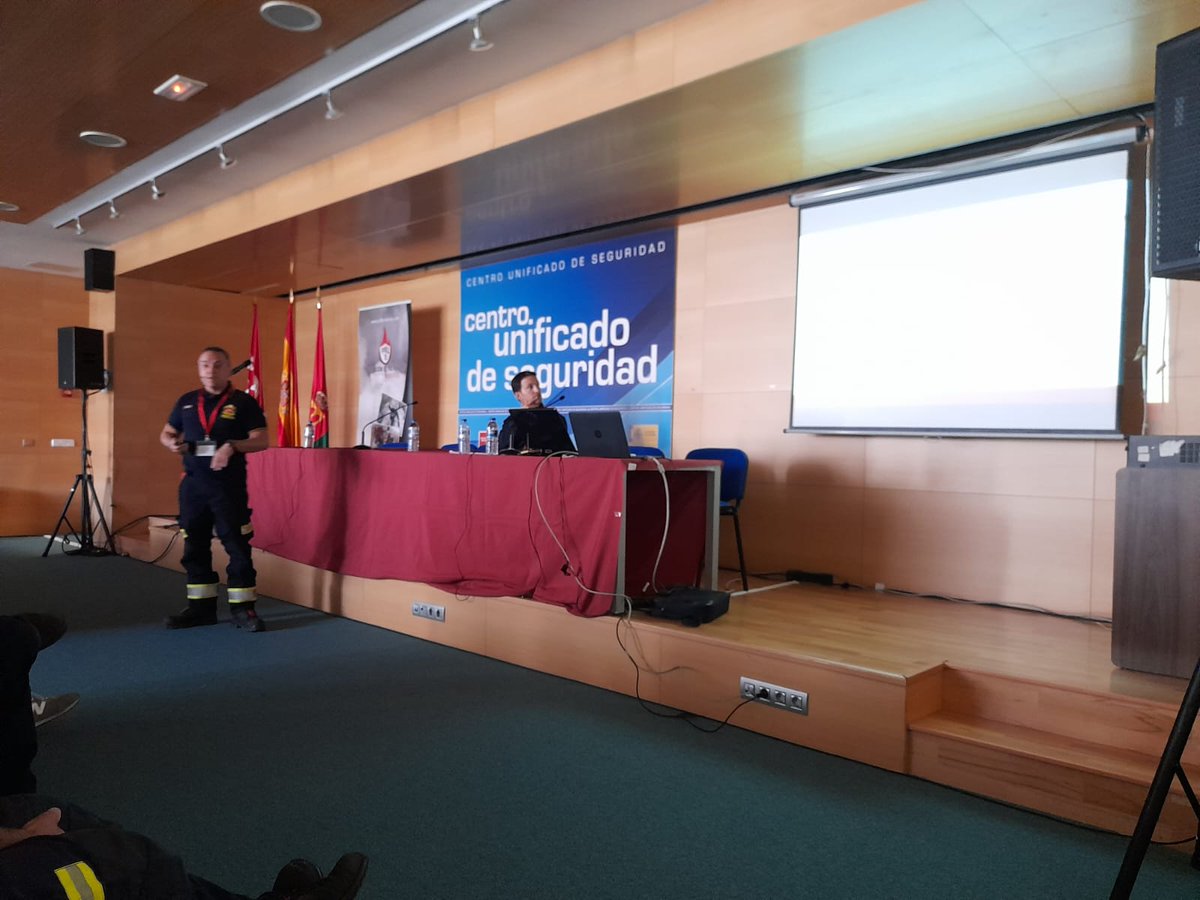 Ayer en el congreso de <a href="/PRLbomberos/">PRL Bomberos</a> daros las gracias por participar en mi antigua casa, me gusto estar y volver con mis antiguos compis y amigos. Enhorabuena por el congreso