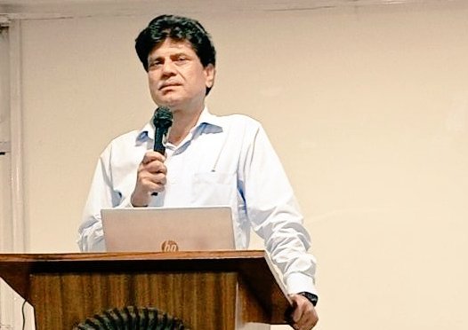 भारतीय प्रबंध संस्थान, शिलॉंग में हिंदी पखवाड़ा के अंतर्गत आयोजित कार्यक्रम में निदेशक प्रो. डी पी गोयल ने कहा कि, “हिंदी एक ऐसी भाषा है जो लोगों को आपस में जोड़ती है। छात्रों और कर्मचारियों को भाषा का उपयोग करने और बढ़ावा देने के लिए प्रेरित किया जाना चाहिए।"
<a href="/PIBHomeAffairs/">PIB - Ministry of Home Affairs</a>