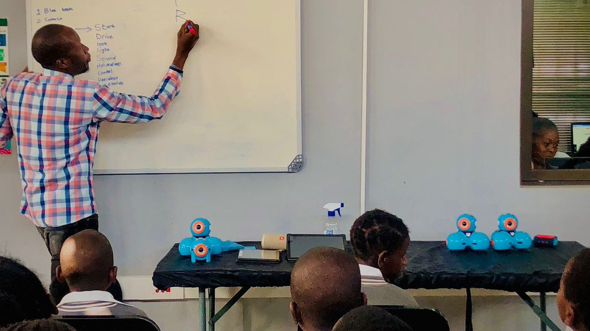 GwfOnline's tweet photo. This is @FloydMathonsi, a #GWF Open Learning Academy facilitator, doing #Robotics with the Tiyani Primary School Grade 4 learners 🤖 

He says, “It’s always exciting to do something different from the school curriculum with the kids; their smiles and enthusiasm say it all.” https://t.co/rR0z4WrDva