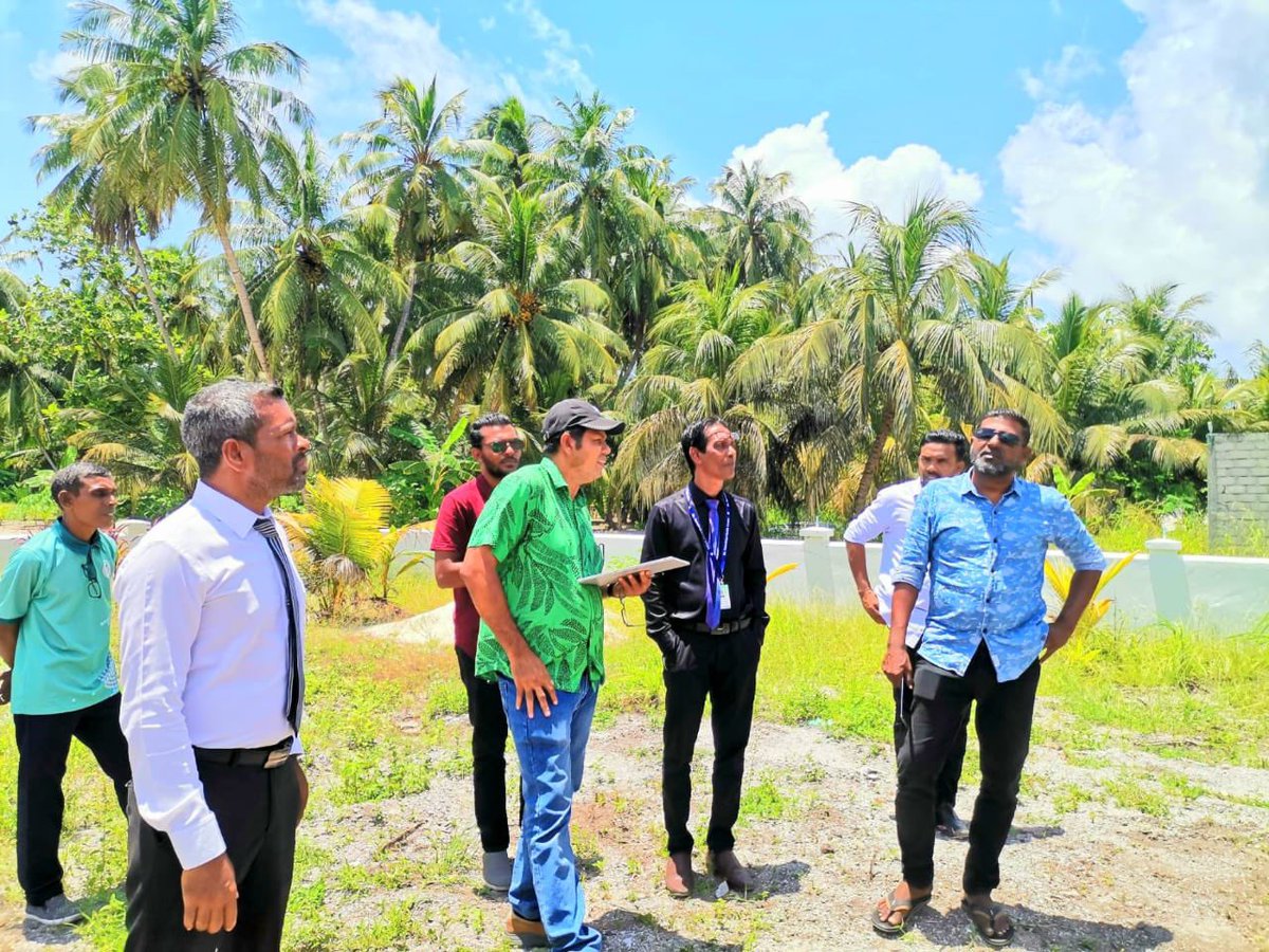MoHmv's tweet photo. ށ.ނަރުދޫ ޞިއްހީ މަރުކަޒުގެ އެކްސްޓެންޝަން އިމާރާތް އެޅުމަށް ހަމަޖެހިފައިވާ ބިން ކޮންޓްރެކްޓަރ އާއި ހަވާލުކުރުން. މި މަސައްކަތް ހަވާލުކުރެވިފައިވަނީ ކްލޭ އެލް. އެލް.ޕީ އާއި، އަދި މަސައްކަތުގެ މުއްދަތަކީ 150 ދުވަސް. @narudhoo https://t.co/EQKOGRe0xj