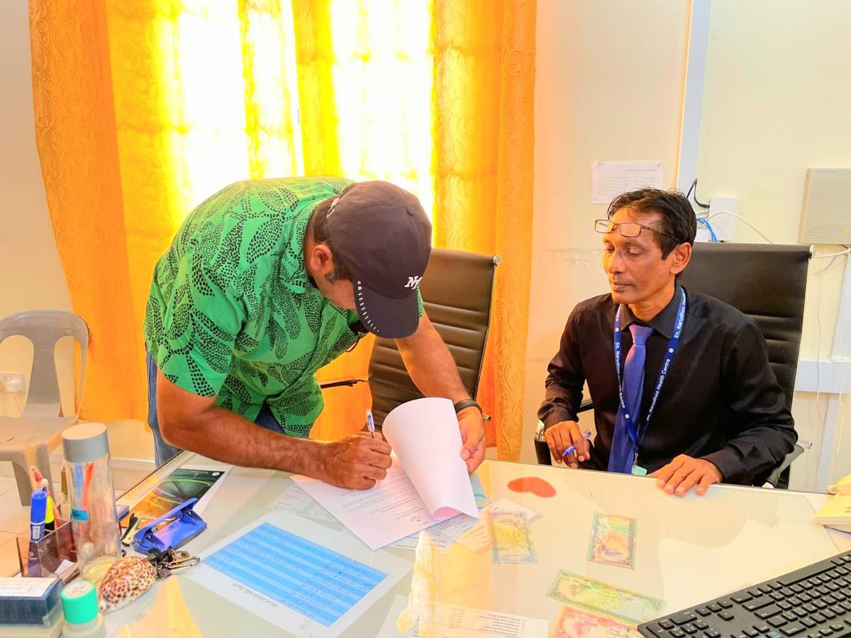MoHmv's tweet photo. ށ.ނަރުދޫ ޞިއްހީ މަރުކަޒުގެ އެކްސްޓެންޝަން އިމާރާތް އެޅުމަށް ހަމަޖެހިފައިވާ ބިން ކޮންޓްރެކްޓަރ އާއި ހަވާލުކުރުން. މި މަސައްކަތް ހަވާލުކުރެވިފައިވަނީ ކްލޭ އެލް. އެލް.ޕީ އާއި، އަދި މަސައްކަތުގެ މުއްދަތަކީ 150 ދުވަސް. @narudhoo https://t.co/EQKOGRe0xj