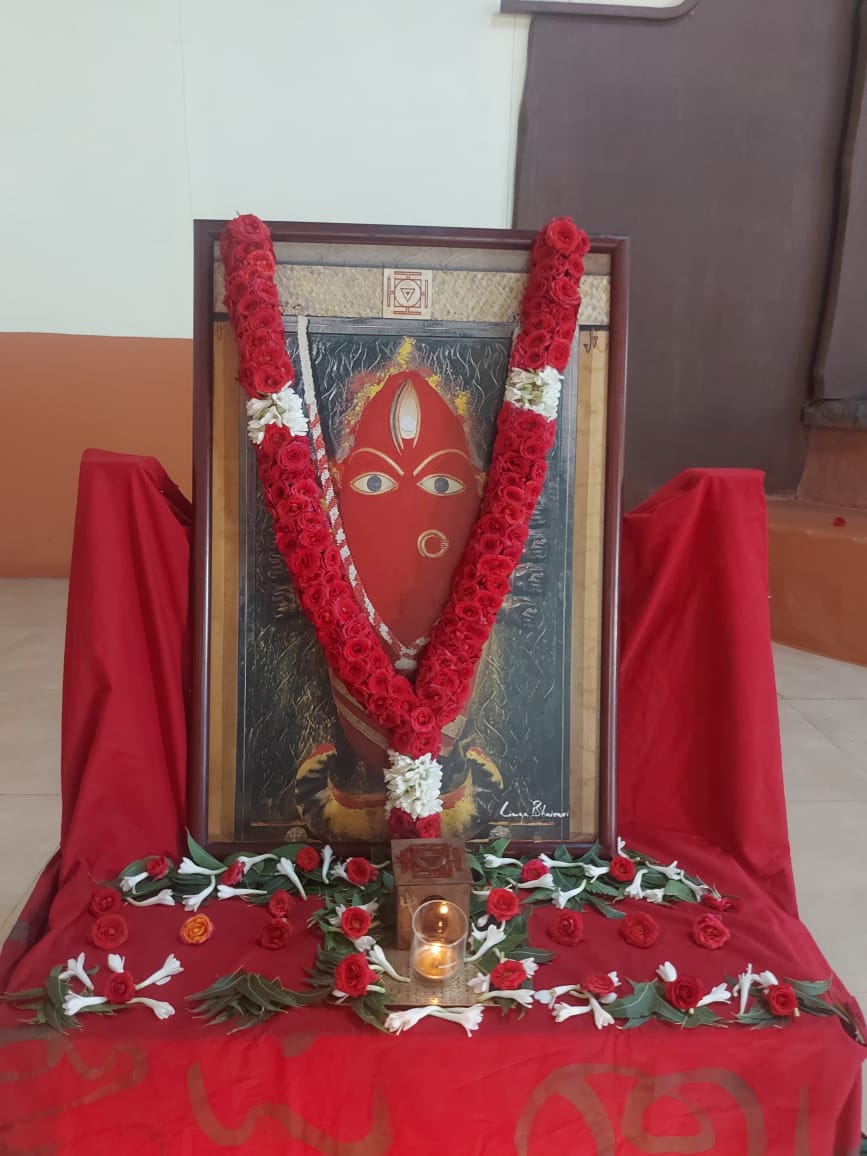 dthirunjasa's tweet photo. Day 4 - She just seeps in to sweep away!
Try chanting Linga Bhairavi Stuthi 11 times in a stretch with eyes closed, heart 💕 set just upon her and enjoy the rest of the magic she does.
#Navarathri2022
#Ninenightsofdevi
#LingaBhairavi https://t.co/UnbD2C5XrQ
