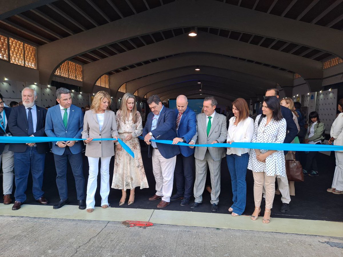🎉 Queda inaugurada la Feria #VIMAR. El viceconsejero de <a href="/AgriculturAnd/">Consejería AgriPesca</a>, <a href="/Vperezrrayo/">Vicente Perez</a>; el director gerente de <a href="/AgapaAndalucia/">Agencia de Gestión Agraria y Pesquera de Andalucía</a>, <a href="/jocaalma/">Jose Carlos Alvarez</a>; la delegada de la <a href="/HuelvaJunta/">Huelva Junta</a>, <a href="/VeranoDominguez/">Bella Verano Domínguez</a>; y la @PresiAPHuelva, Pilar Miranda, hacen los honores de cortar la cinta