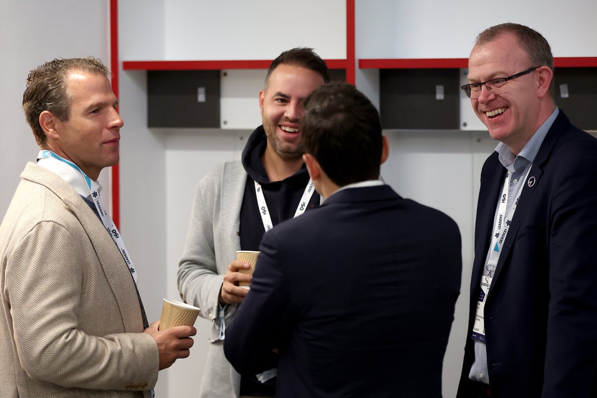 LeadersBiz's tweet photo. A different kind of changing room team talk at @Twickenhamstad today, with breakfast courtesy of @Deloitte. 

#LeadersWeek | #LU40 https://t.co/czE7Wcp4T1