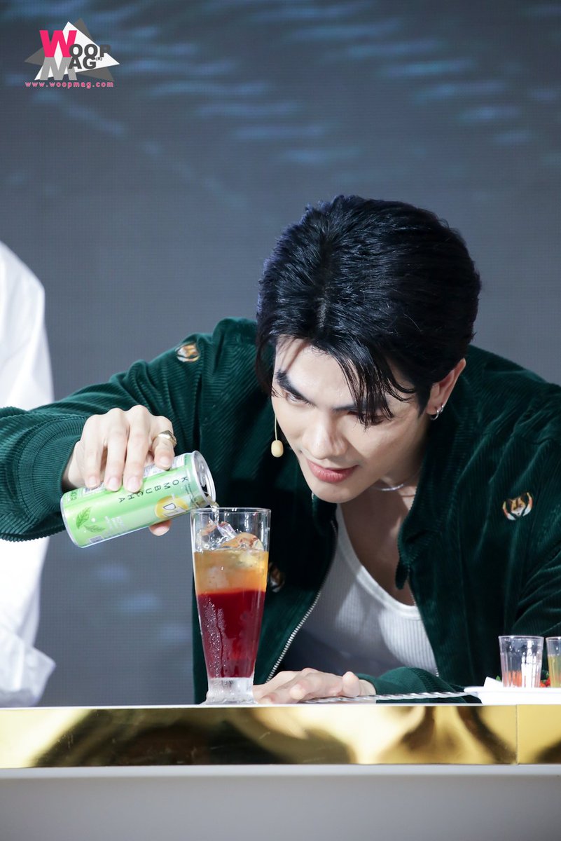 woopmag's tweet photo. ดี เซเว่น “D7 คอมบูชะ” เปิดตัวพรีเซ็นเตอร์ “มาย-อาโป” จากซีรีย์สุดฮ๊อต #KinnPorscheTheSeries ท่ามกลางแฟนคลับท่วมท้น | https://t.co/dr7npfA2Nb https://t.co/01vCYMQkSS

#D7GrandOpeningxMileApo
#GrandD7xMileApo #MileApoxD7
#มายอาโป #MileApo #MilePhakphum #Nnatttawin
#D7Thailand https://t.co/0H42KeXoi4