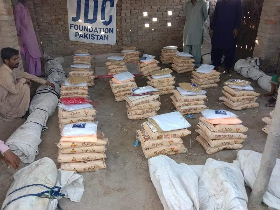 jdcfoundationpk's tweet photo. یوسی کرم پور اور یوسی سولانی میں جے ڈی سی کی جانب سے راشن، خیمے اور مچھر دانیوں کی تقسیم کا عمل جاری
.
.
.
#jdc #jdcfoundation #pakairforce #jdcrationdrive #rationdrive #floodinpakistan #sindh #punjab #balouchistan #support #donate #charity #fundraising #help #donatenow https://t.co/1YGLXWv6TE