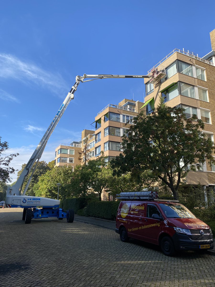 Mooie onderhoud klus in Den Haag. Defecte onderdelen en motoren worden direct vervangen icm de aanwezige hoogwerker via <a href="/vmhbv/">VMH BV</a> zodat geen latere onnodige kosten gemaakt worden. #onderhoud #zonwering #wonnink