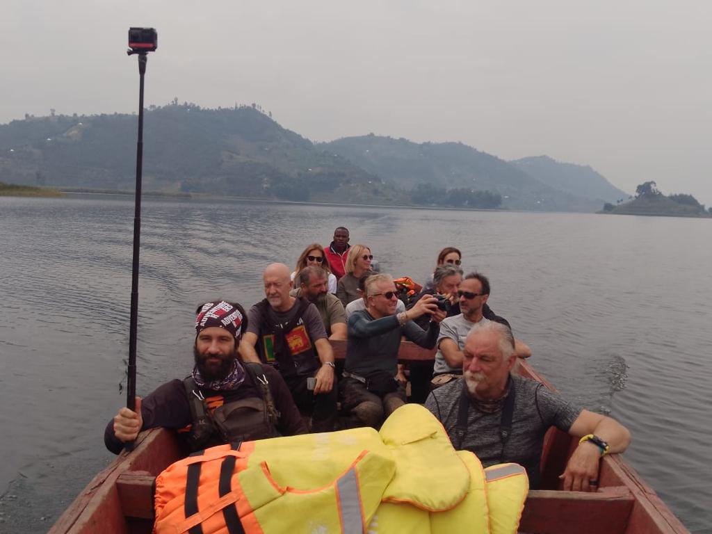 ToursRoots's tweet photo. Believed to be the second deepest Lake in Africa, #LakeBunyonyi is one of Uganda's top destinations. This gets it on a list of what you must do in Uganda. 29 islands dot it, lush terraced hills frame it. It is a perfect place to relax after #GorillaTracking. 
#Canoerides https://t.co/4q0lJVb6Jd