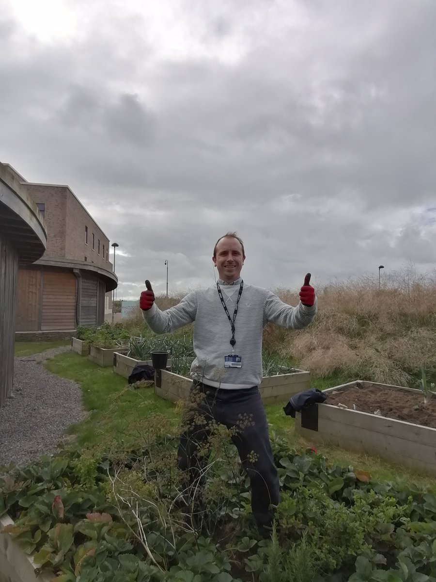 SwanseaSWell's tweet image. Brilliant lunchtime session gardening yesterday Swansea University Bay Campus 
Come and join us next week on Singleton Campus (Tuesday&apos;s 1pm - 1:30pm) or Bay Campus (Wednesday&apos;s 12pm - 1pm).
#Oracle2 #growyourown #beginnersguide
🎉💚🥦