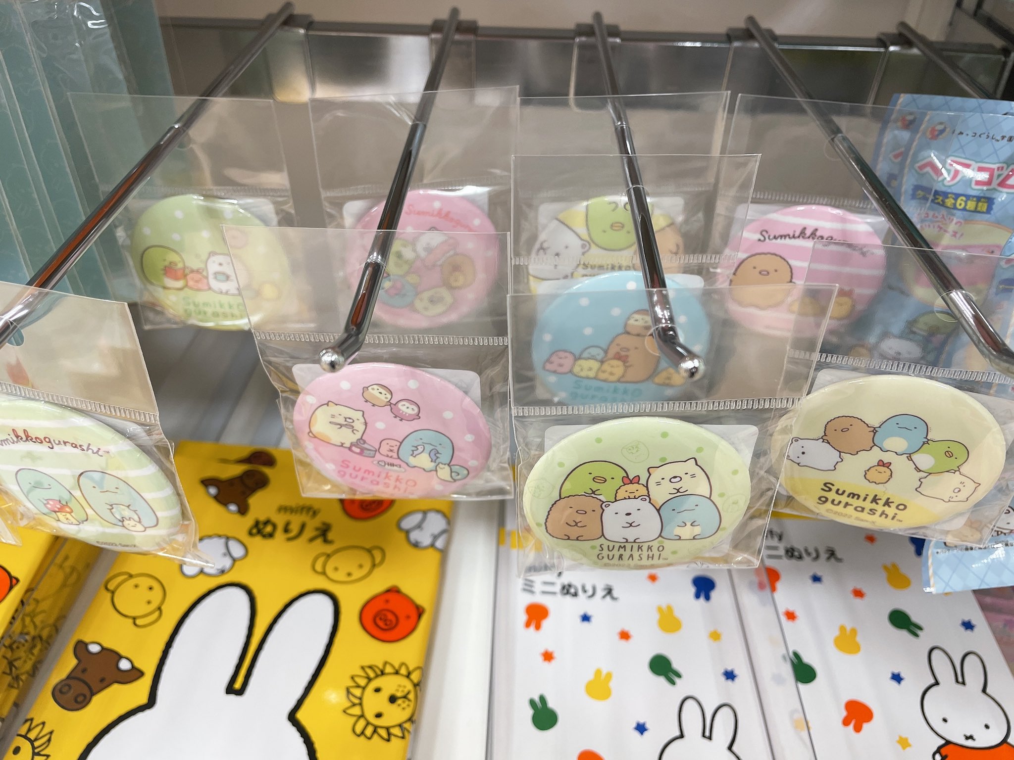 すみっコぐらし　缶バッジ　まとめ売り すみっコぐらし 缶バッジ おまけ付き - メルカリ